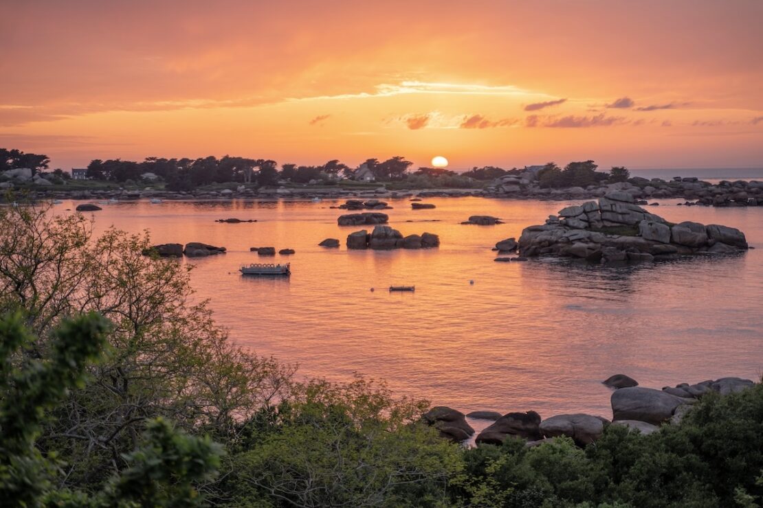 Sonnenuntergang an der Rosa Granitküste