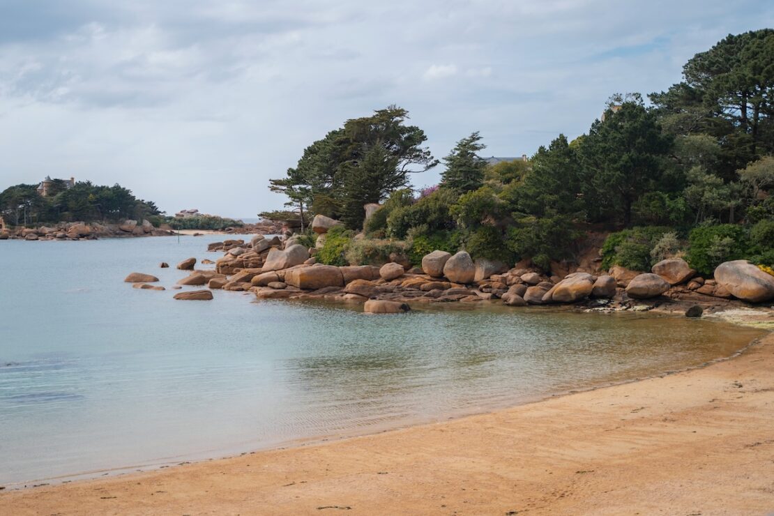 Strand Perros-Guirec an der rosa Granitküste