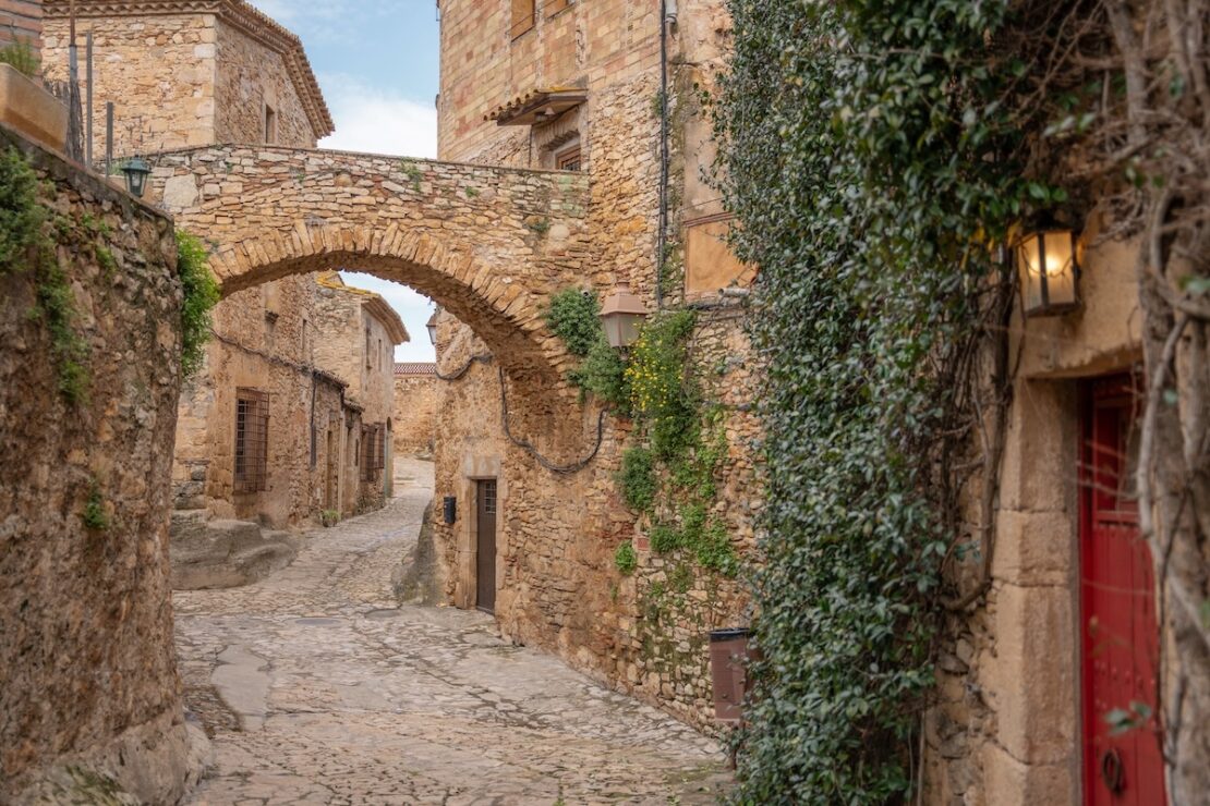 Peratallada ist eines der am besten erhaltenen mittelalterlichen Dörfer Kataloniens