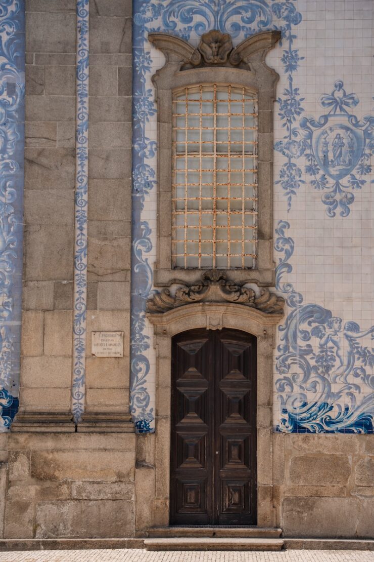 Seitenwand mit Azulejos an der Igreja do Carmo