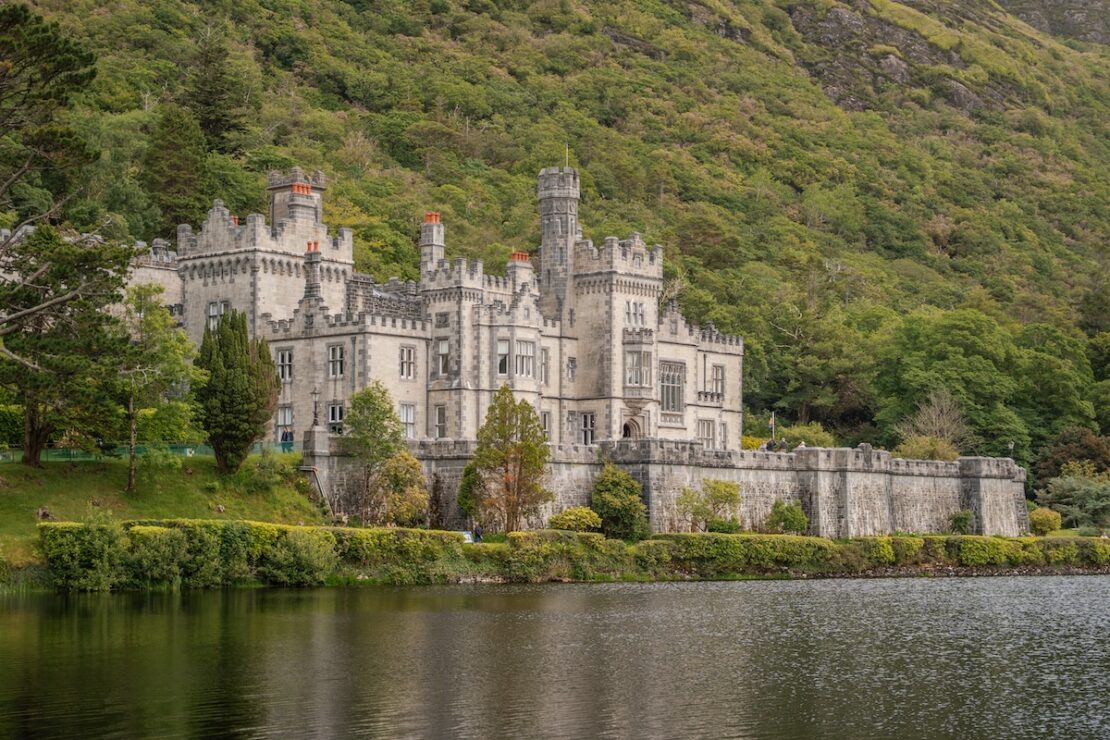 Connemara Sehenswuerdigkeiten Kylemore Abbey