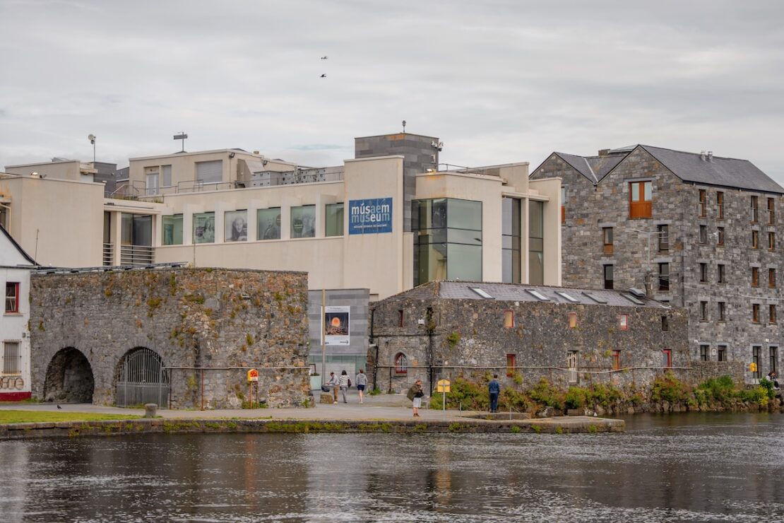 Galway Sehenswürdigkeiten Spanish Arch Long Walk