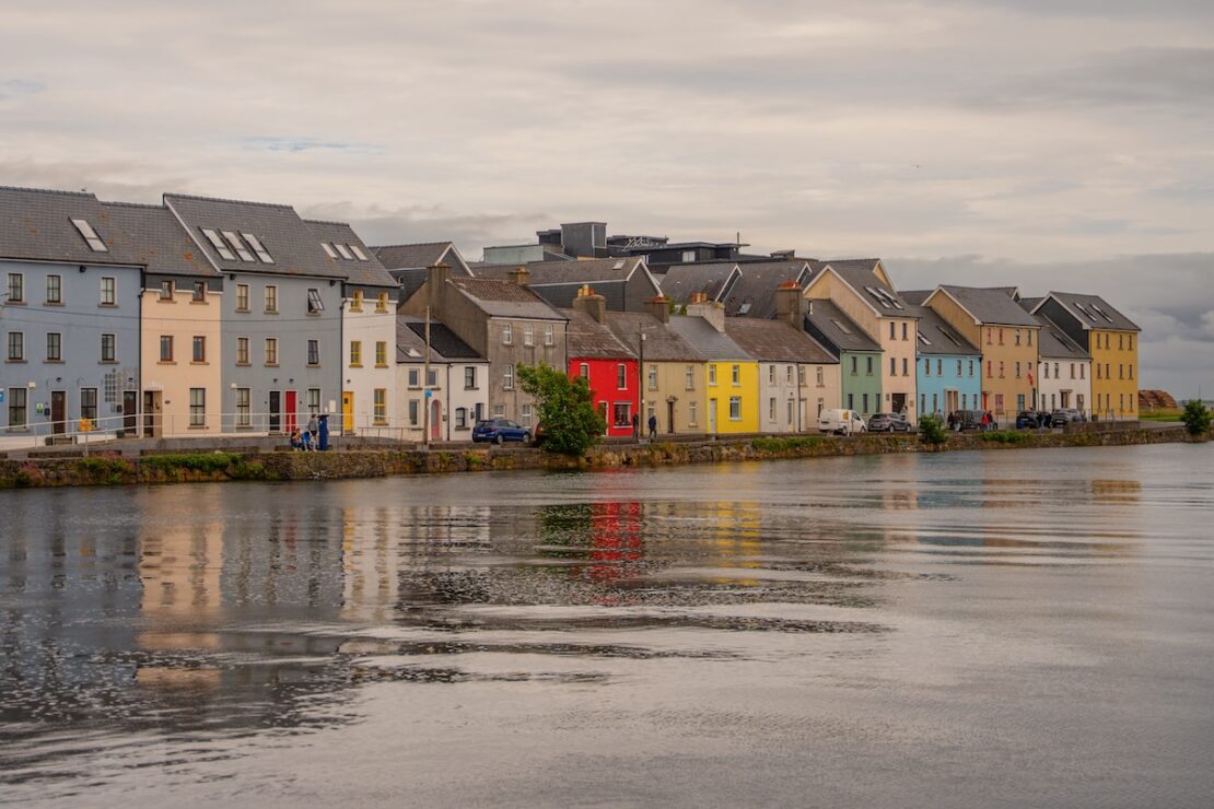 Galway Sehenswürdigkeiten bunte Häuser am Long Walk