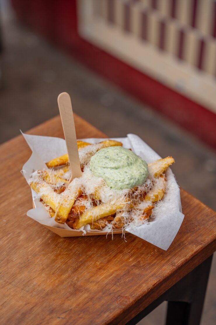 Pommes mit Parmesan und Aioli in Galway