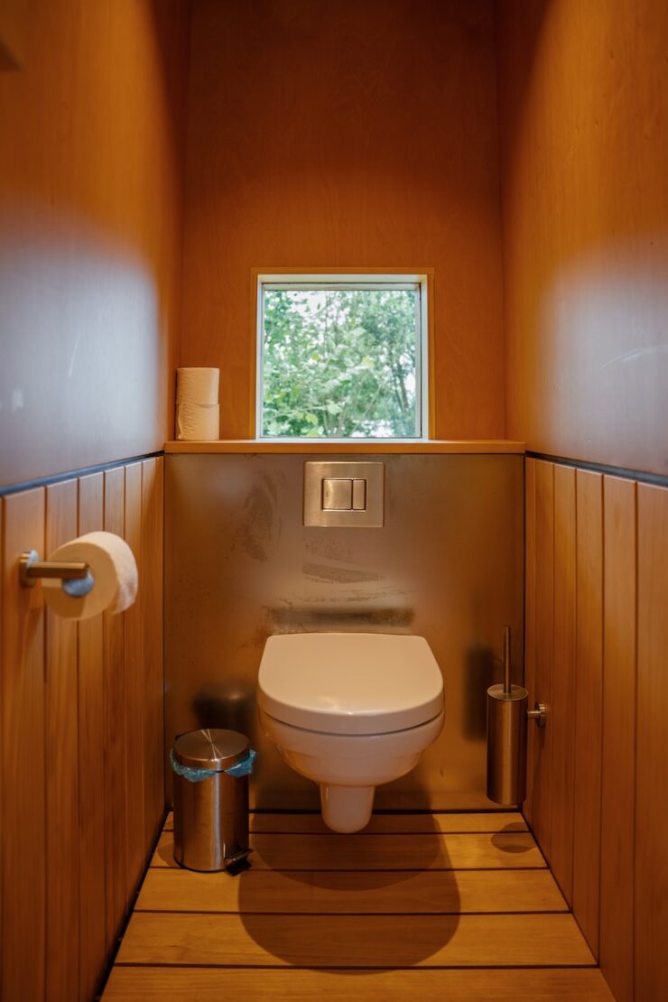 Toilette in der Cabin Anna im Nationalpark De Biesbosch