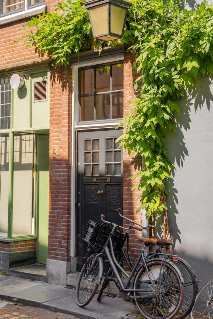 Fahrraeder in der Altstadt von Utrecht in den Niederlanden