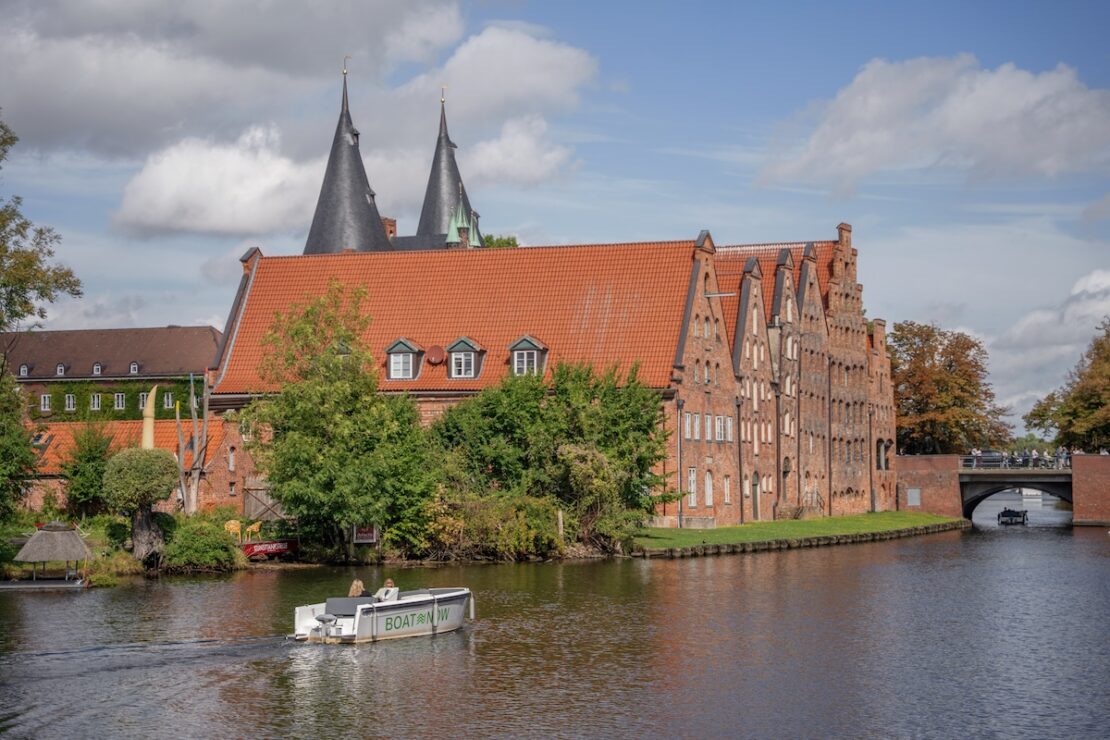 Luebeck Sehenswuerdigkeiten vom Boot erkunden