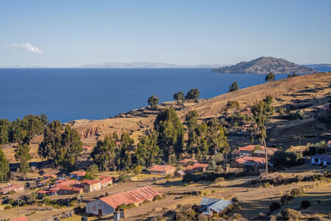 Der tiefblaue Titicacasee in Peru