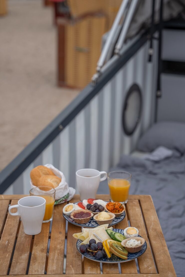 Fruehstueck im Schlafstrandkorb Travemuende
