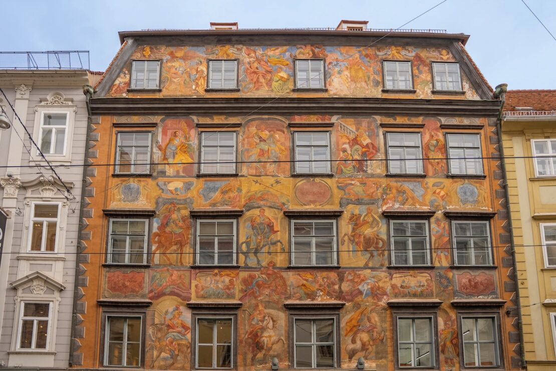 Gemaltes Haus in der Altstadt in Graz