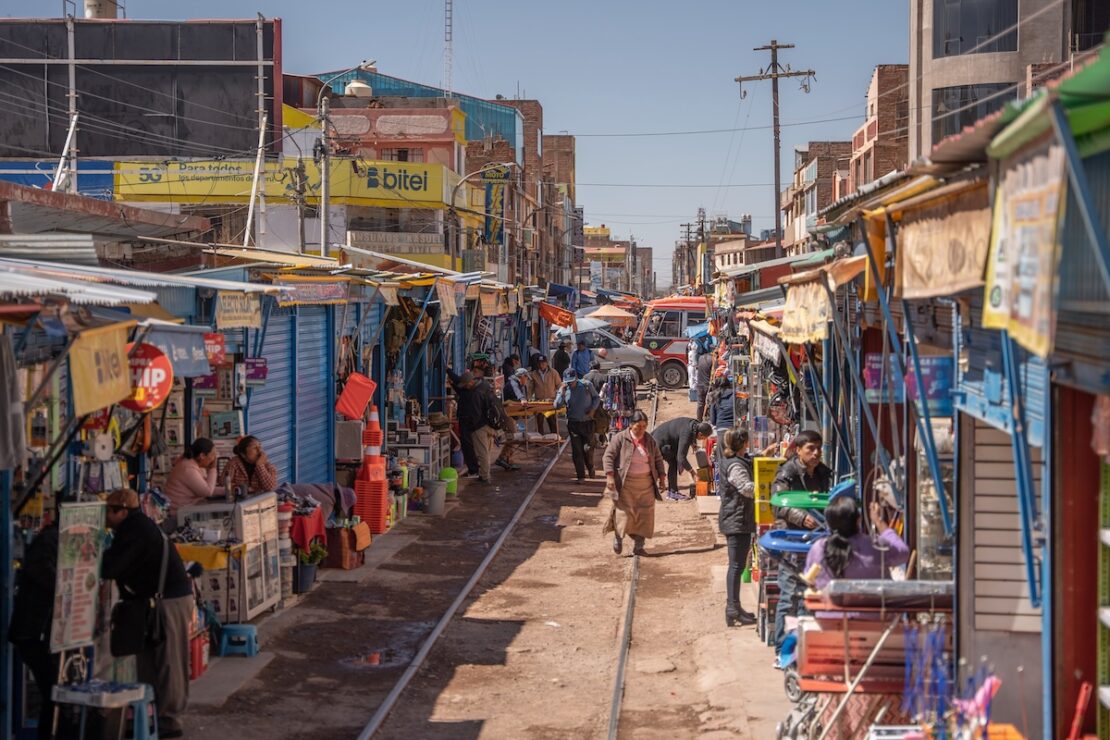 Markt auf den Gleisen in Juliaca am Titicacasee in Peru