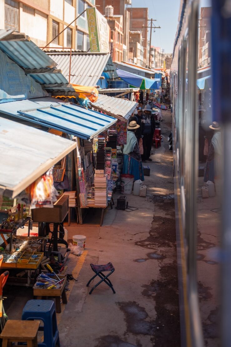 Titicaca Train faehrt ueber den Markt in Juliaca
