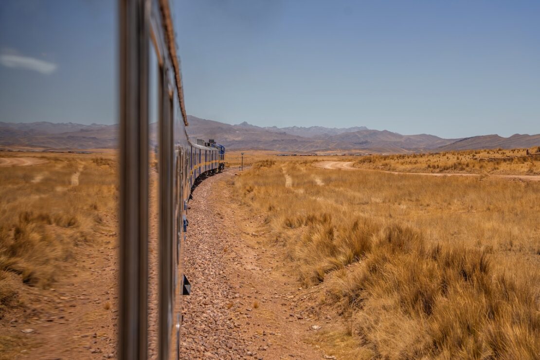 Titicaca Train von Peru Rail faehrt durch die peruanischen Anden